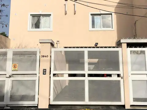 DUPLEX PLANTA ALTA, AL FRENTE CON COCHERA. 3 DORMIT MAS PLAY ROOM - EXC. ESTADO
