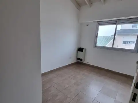 Depto Tipo Casa en Alquiler con 1 cocheras