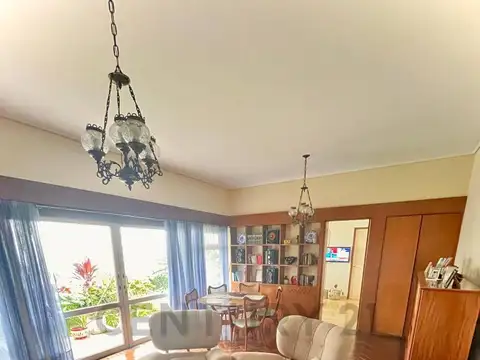 Casa 8 ambientes con 3 baños