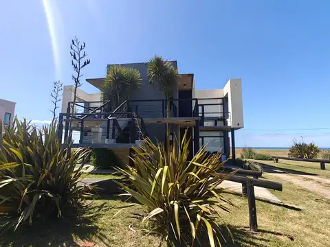 Complejo de seis departamentos en Miramar frente al mar