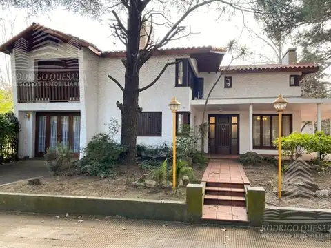 Casa 10 ambientes con 4 baños