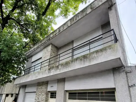 Casa con cochera a refaccionar en Echesortu