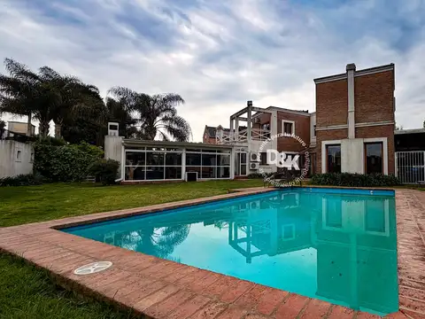 Casa en Venta con 2 cocheras