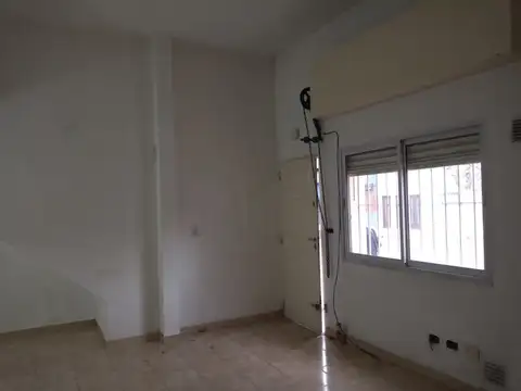 PH en ALQUILER en Parque Chacabuco. Monoambiente. Apto profesional.  Sin Expensas. Luz y ventilación. $ 650.000-