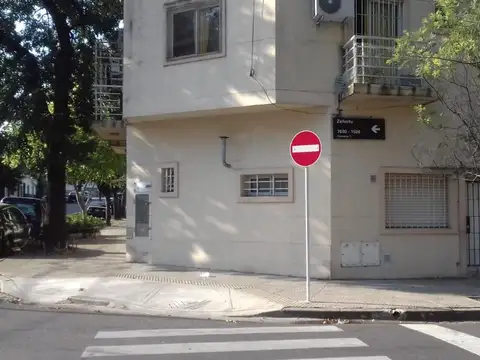 PH en ALQUILER en Parque Chacabuco. Monoambiente. Apto profesional.  Sin Expensas. Luz y ventilación. $ 650.000-