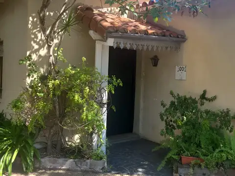 Clásico Chalet en esq En muy linda zona de Olivos con 2 dorm, cocina y comedor diario, coch.y patio