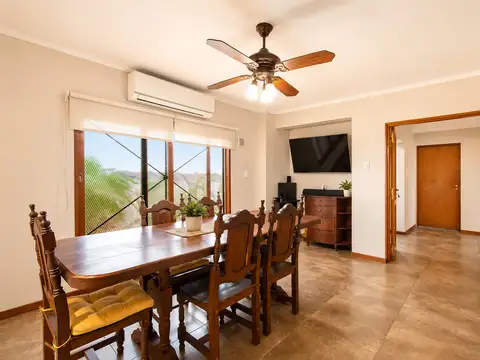 Casa 4 ambientes con 2 baños