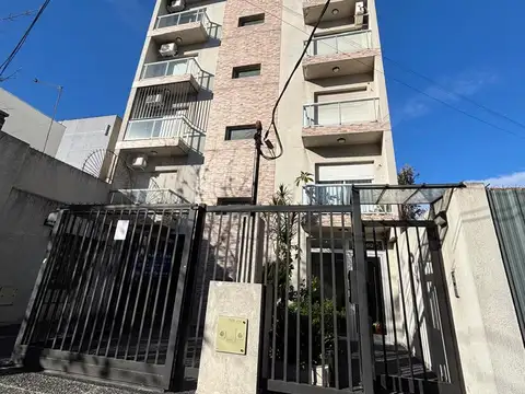 Monoambiente en semipiso al fte.