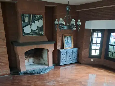 Venta casa 6 amb, depto, quincho s/ 2250 m² de terreno