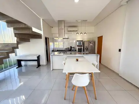 VENTA CASA DE DISEÑO EN LOS PASOS 2