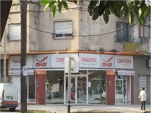 Excelente local comercial en esquina 