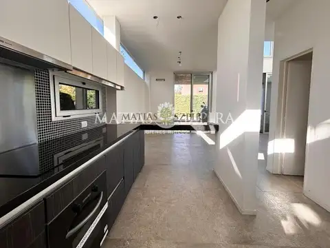 Casa en Venta con 3 cocheras