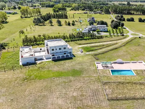 Casa 8 ambientes con 4 baños