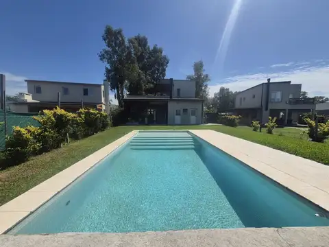 Casa en Venta con Pileta en Santa Elena
