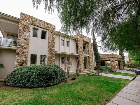 VENTA IMPONENTE CASA DE LUJO EN BARRIO DALVIAN MDZ
