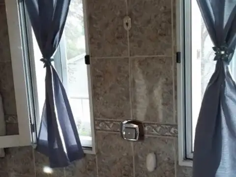 Casa 4 amb, 2 plantas. Terreno 1600 m2. Barrio La Celia