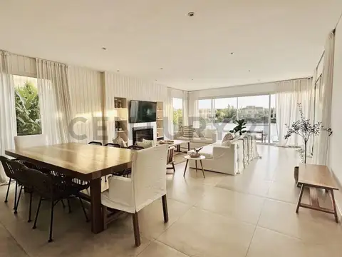 Casa Moderna y Luminosa con Vista a la Laguna en Venta en Los Lagos Nordelta