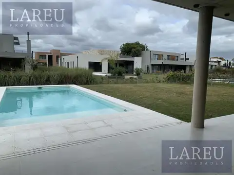 Casa 6 ambientes con 4 baños