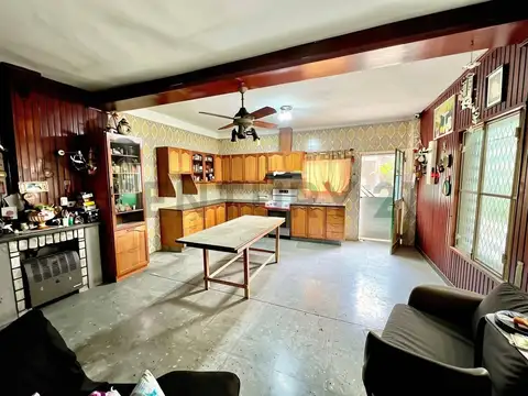 VENTA CASA 5 AMBIENTES CON COCHERA POMPEYA