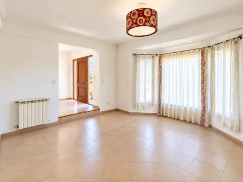 Casa en Alquiler con 6 cocheras