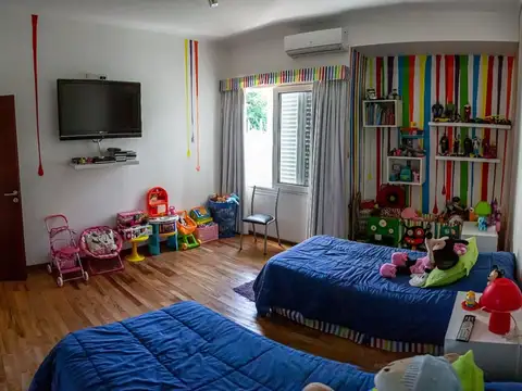 Casa en Venta con 2 cocheras