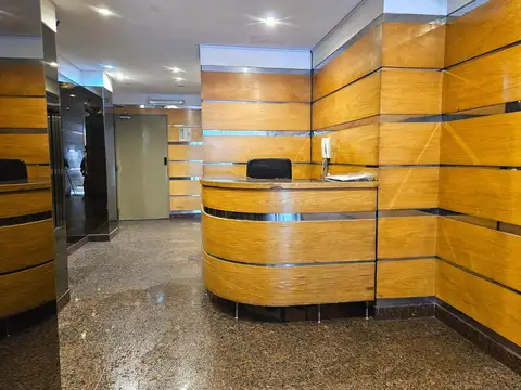 Oficina 10 ambientes con 2 baños