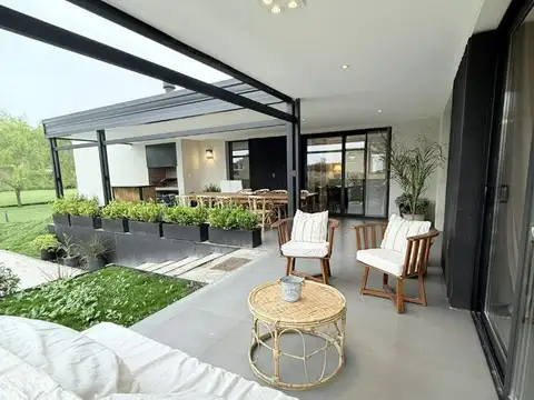 Casa 4 ambientes con 3 baños