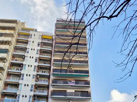 DEPARTAMENTO DE 4 AMBIENTES CON DEP-COCHERA .FRENTE .BALCON