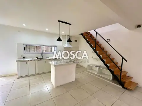 Casa en Alquiler con 2 cocheras
