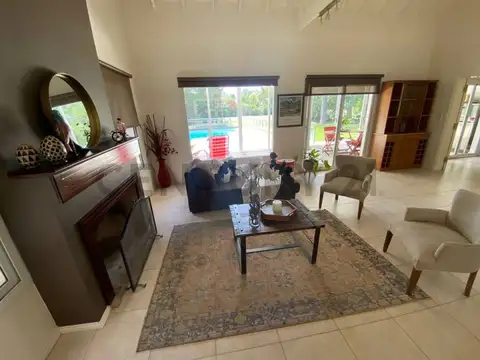 Casa en alquiler Barrio Saint Thomas sur, Canning.La propiedad se desarrolla...