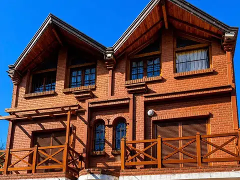 IMPECABLE Triplex en alquiler frente a estación Don Bosco con cochera , totalmente reciclado