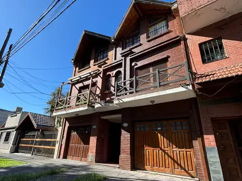 Triplex en alquiler frente a estación Don Bosco con cochera