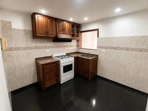 IMPECABLE Triplex en alquiler frente a estación Don Bosco con cochera , totalmente reciclado