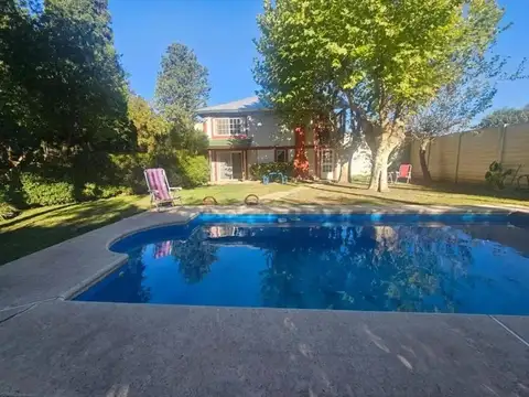 Casa de· 3 ambientes 1 cochera con pileta