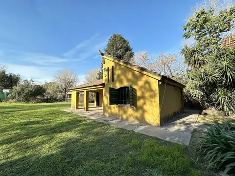 Gran terreno con casa y piscina en Pueblo Esther