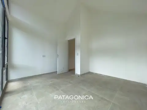 VENTA Duplex tipo casa. Tres ambientes, cochera y jardín