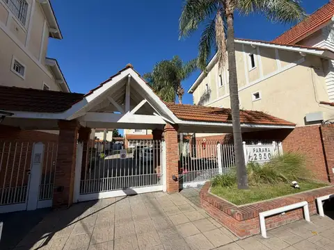 Duplex 5 ambientes con 2 cocheras en complejo con pileta