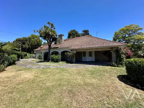 Excelente residencia en esquina. Gran jardín. Los Troncos.