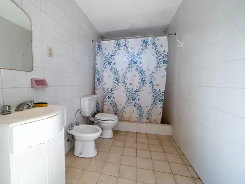 Casa 8 ambientes con 2 baños