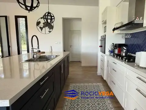 Casa en Venta con 4 cocheras