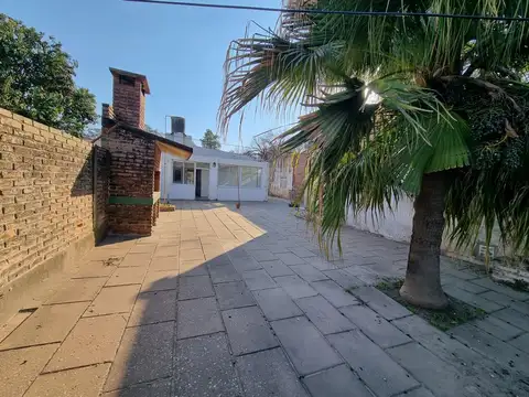 Casa en Alquiler con 2 cocheras
