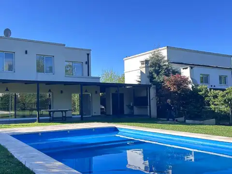 Casa a la venta en lote central en Santa Guadalupe - CON RENTA HASTA ENE/27