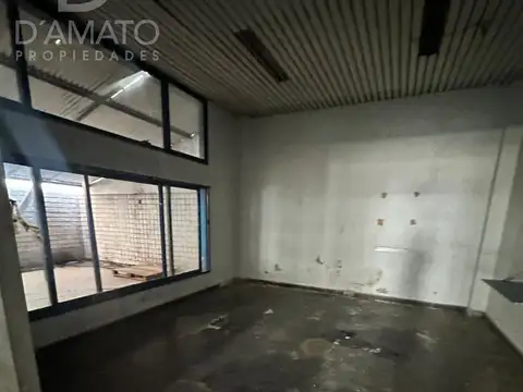 Local en Villa Devoto sobre AV. Beiro