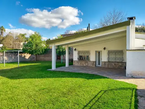 Casa en Alquiler con 2 cocheras