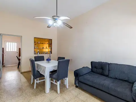 Casa 8 ambientes con 2 baños