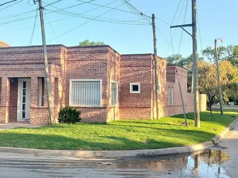 Casa 4 ambientes con 2 baños