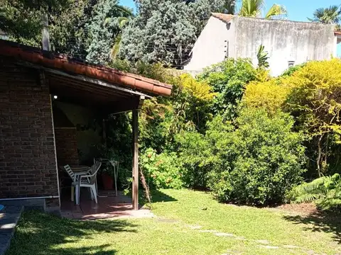 Casa 6 ambientes con 2 baños