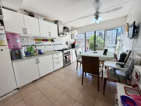 Dúplex 3 ambientes en muy buen estado.