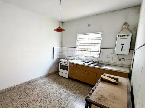 D. F Sarmiento  al 2900, entre Dorrego y Roque saenz peña