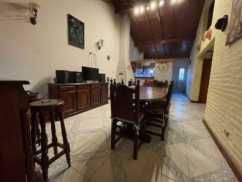 Casa en Venta con 3 cocheras